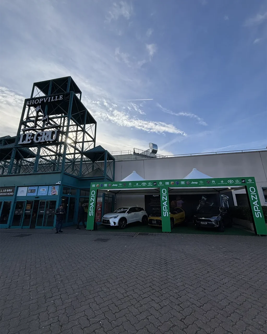 centro commerciale le gru con auto di spazio group esposte